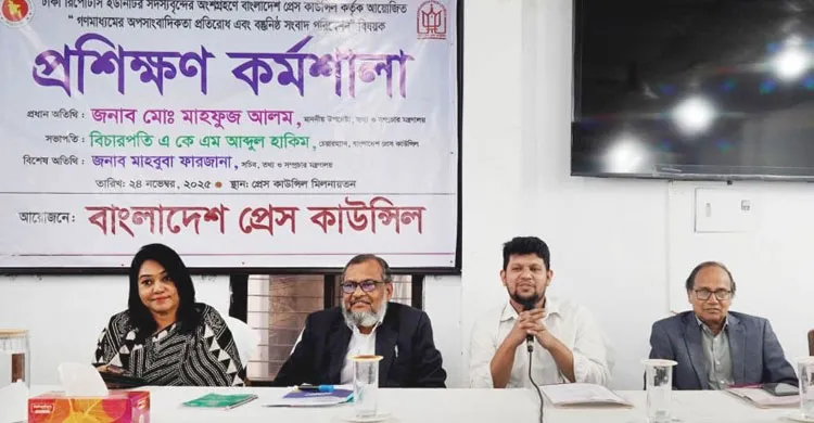 গুজব ও অপতথ্যের বিরুদ্ধে গণমাধ্যমকে কঠোর অবস্থান নিতে হবে: তথ্য উপদেষ্টা