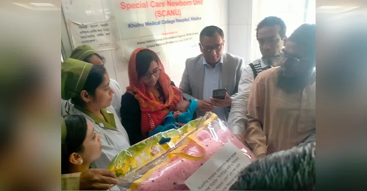খুলনা মেডিকেল কলেজ হাসপাতালে পরিত্যক্ত নবজাতকের পাশে তারেক রহমান
