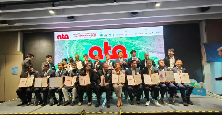 হংকংয়ে Asian Townscape Awards পুরস্কার গ্রহণ করলেন রাজউক চেয়ারম্যান