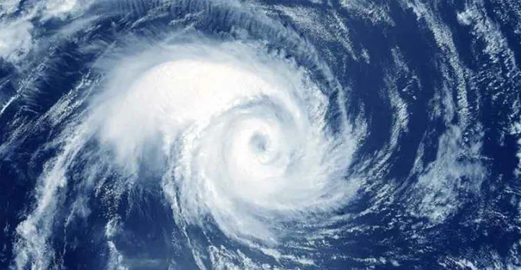 ঘূর্ণিঝড় ‘ডিটওয়াহ’ ধেয়ে আসছে, বন্দরে ২ নম্বর সতর্ক সংকেত