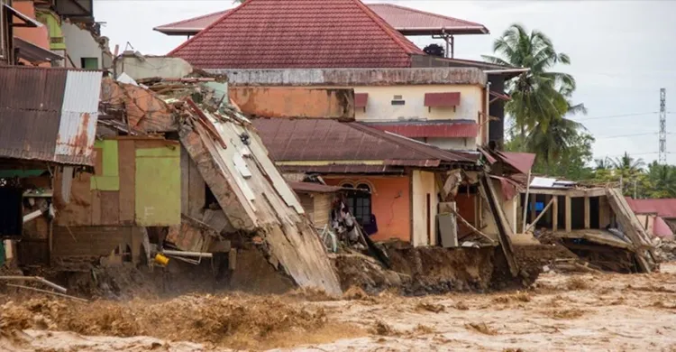 বন্যায় ইন্দোনেশিয়া-থাইল্যান্ডে মৃতের সংখ্যা ৩০০ ছাড়ালো