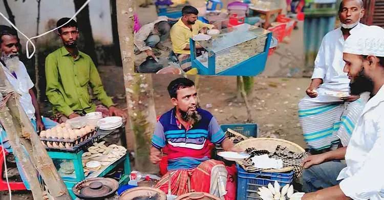 নবীনগরে ফুটপাতে পিঠা বিক্রির হিড়িক