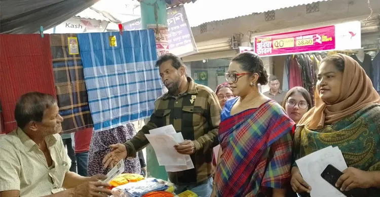 মাঠে নেমে আলোচনায় বিএনপি প্রার্থী সেলিমুজ্জামানের সহধর্মিনী