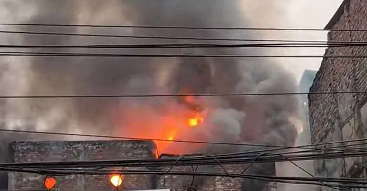 মোহাম্মদপুরের পর এবার চকবাজারে আবাসিক ভবনে আগুন