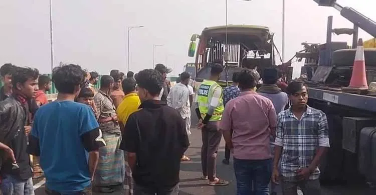 মাদারীপুরে বাস–ট্রাক সংঘর্ষে ৩ জন নিহত, আহত অন্তত ১৫