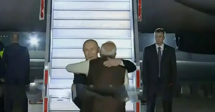 পুতিনকে জড়িয়ে ধরে স্বাগত জানালেন মোদি