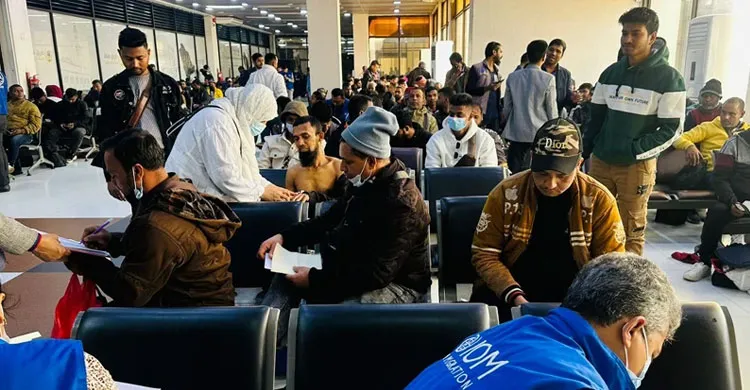 লিবিয়া থেকে দেশে ফিরলেন ৩১০ বাংলাদেশি