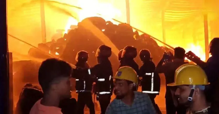 নরসিংদীতে তুলার গোডাউনে ভয়াবহ আগুন