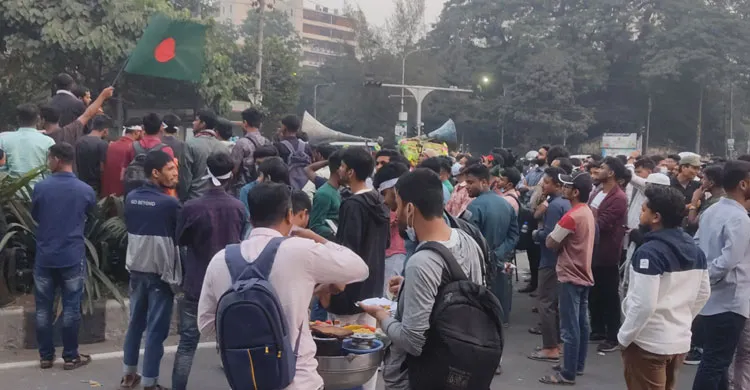 অবরোধের পাঁচ ঘণ্টা পর পুলিশের আলোচনার পরামর্শ, রাজি নয় শিক্ষার্থীরা