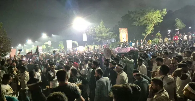 মোবাইল ব্যবসায়ীদের আন্দোলন: বিটিআরসি ঘেরাও, কর্মকর্তারা অবরুদ্ধ