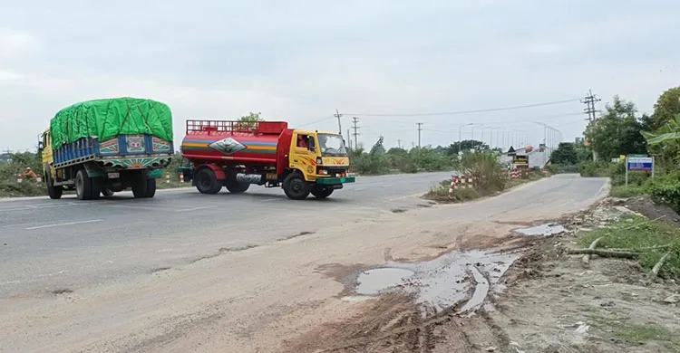 কাশিয়ানীতে মৃত্যু ফাঁদে রূপ নিয়েছে উপজেলার সংকীর্ণ প্রবেশপথ