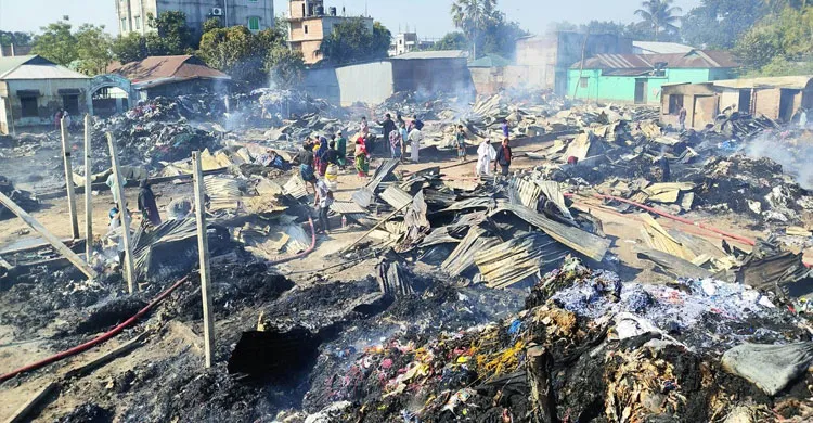 গাজীপুরে আগুনে পুড়েছে ঝুটের ২০ গুদাম