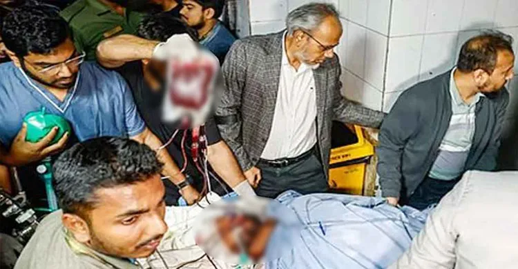গুলিবিদ্ধ ওসমান হাদিকে নেওয়া হচ্ছে এভারকেয়ার হাসপাতালে