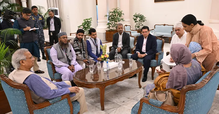 ওসমান হাদির পরিবারের সঙ্গে প্রধান উপদেষ্টার সাক্ষাৎ, সর্বোত্তম চিকিৎসা নিশ্চিতের আশ্বাস