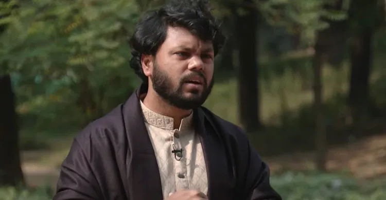 হাদিকে হত্যাচেষ্টার ঘটনায় ফয়সালের স্বাক্ষরিত বিপুল পরিমাণ চেকবইসহ তিনজনকে পুলিশের কাছে হস্তান্তর