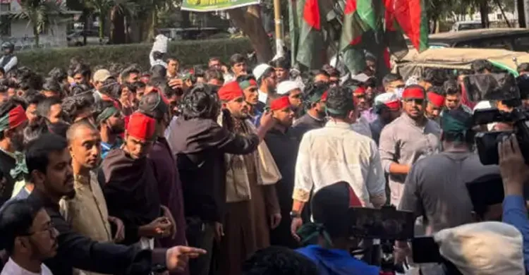 স্বরাষ্ট্র উপদেষ্টার কার্যালয় ঘেরাওয়ে ডাকসুর মার্চ