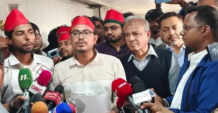 স্বরাষ্ট্র উপদেষ্টার পাশে দাঁড়িয়ে তাকে পদত্যাগের আল্টিমেটাম ডাকসু ভিপি