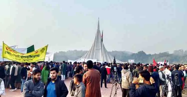 বিজয় দিবসে শহীদদের প্রতি জাতির শ্রদ্ধা, স্মৃতিসৌধে মানুষের ঢল