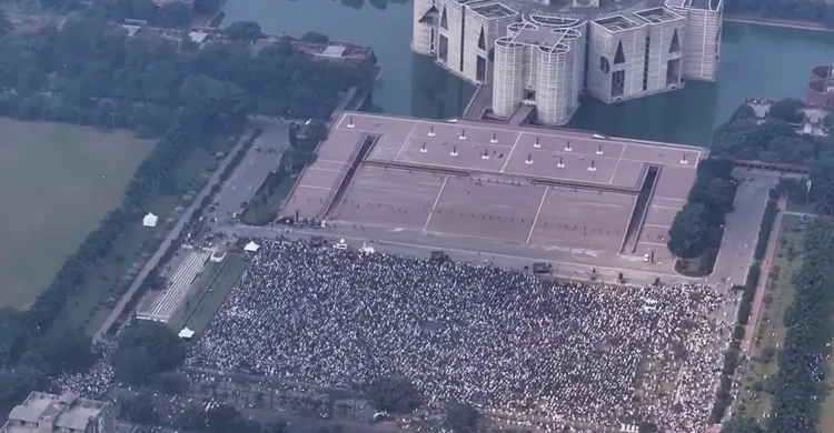 হাদির জানাজায় অংশ নিতে সংসদ ভবনের দক্ষিণ প্লাজায় জনস্রোত
