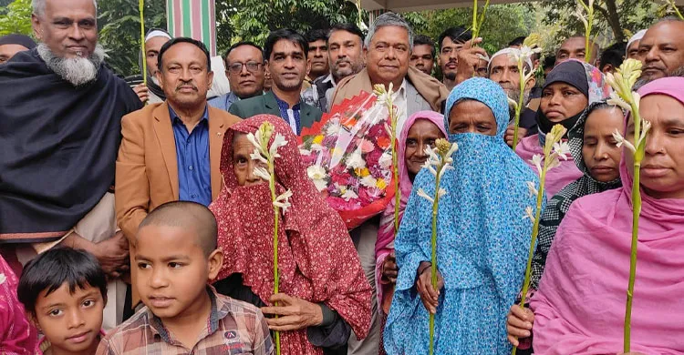 গাজীপুরের শ্রীপুরে ইউপি সদস্যের নেতৃত্বে দুই শতাধিক নারী-পুরুষের বিএনপিতে যোগদান