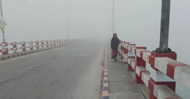 ঘন কুয়াশা ও হিমেল হাওয়ায় কুড়িগ্রামে জনজীবন বিপর্যস্ত