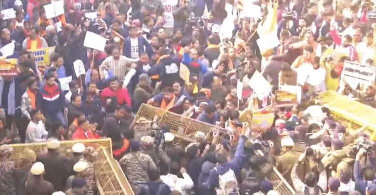 নয়াদিল্লিতে বাংলাদেশ হাইকমিশনের সামনে উত্তপ্ত বিক্ষোভ, ব্যারিকেড ভাঙার চেষ্টা