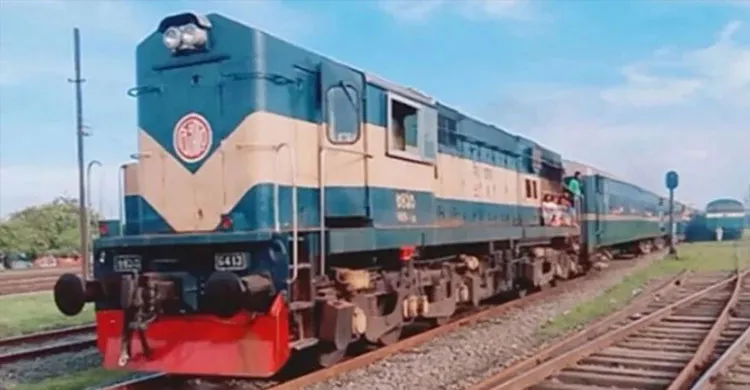 রেললাইনে হাঁটার সময় ট্রেনে কাটা পড়ে ৩ জন নিহত