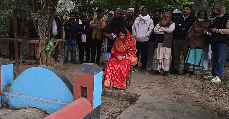 দাদা-দাদির কবর জিয়ারতের মধ্য দিয়ে নির্বাচনী কার্যক্রম শুরু করলেন রুমিন ফারহানা