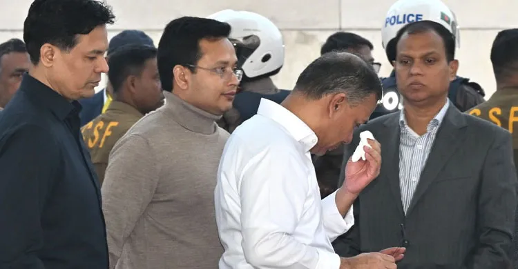 একান্তে বাবার জন্য দোয়া-মোনাজাত শেষে আবেগাপ্লুত তারেক রহমান