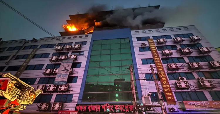 গুলিস্তানের খদ্দর বাজার শপিং কমপ্লেক্সের গোডাউনের আগুন নিয়ন্ত্রণে