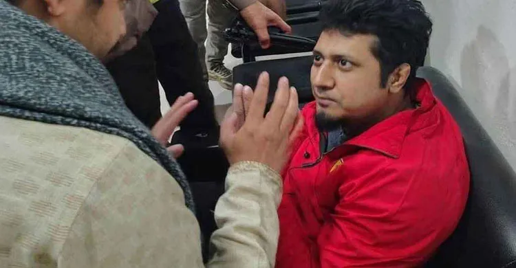 শাহবাগে ইনকিলাব মঞ্চের আন্দোলন থেকে ‘অস্ত্র’সহ যুবক আটক