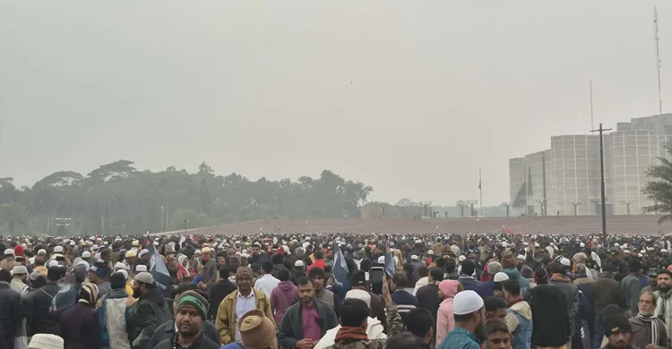 ভিড় সামলাতে সংসদের দক্ষিণ প্লাজার প্রবেশ পথ খুলে দেওয়া হলো