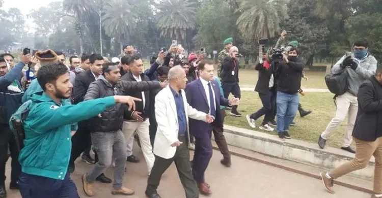 খালেদা জিয়ার কবরের জায়গা পরিদর্শনে স্বরাষ্ট্র উপদেষ্টা জাহাঙ্গীর আলম চৌধুরী