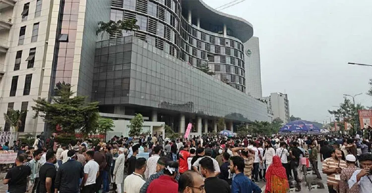 এনইআইআর চালুর প্রতিবাদে বিটিআরসিতে মোবাইল ফোন ব্যবসায়ীদের হামলা