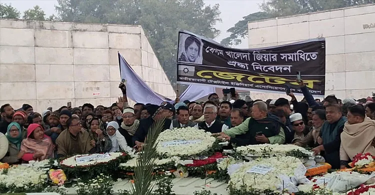 নব্বইয়ের ছাত্র ঐক্য  ও ডাকসু নেতৃবৃন্দের খালেদা জিয়ার কবরে শ্রদ্ধা