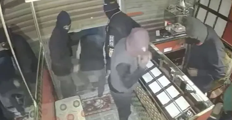 মোহাম্মদপুরে স্বর্ণের দোকানে ডাকাতি,  স্বর্ণ-রুপা লুট