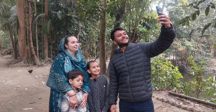 প্রেমের টানে ফ্রান্স থেকে লক্ষ্মীপুরের গ্রামীণ জীবনে ফরাসী তরুণী