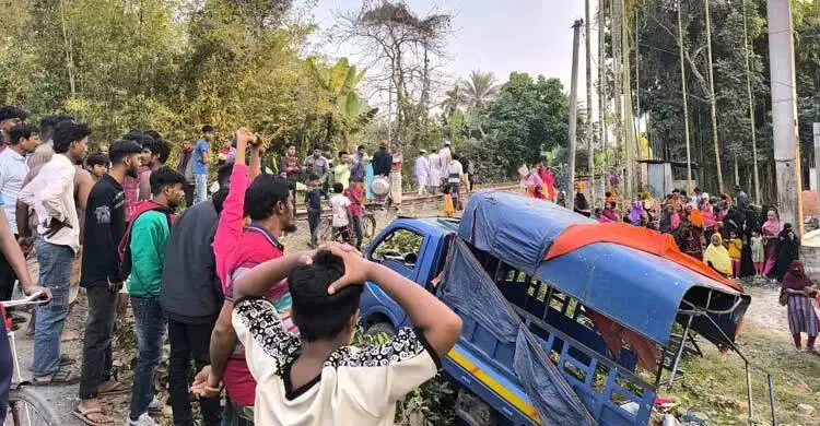 ফরিদপুরে পিকআপে ট্রেনের ধাক্কায় নিহত ৩, আহত ১৫