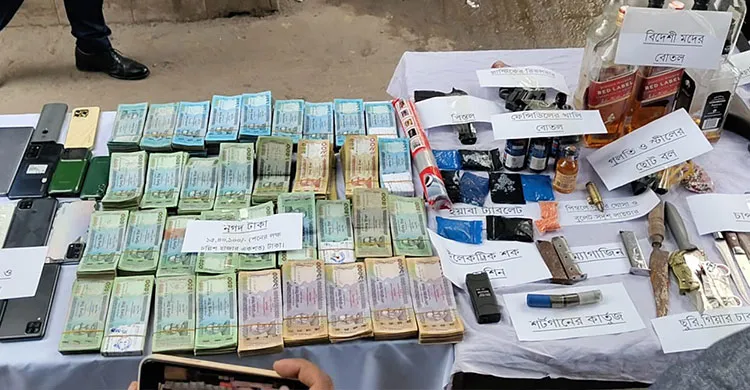 নরসিংদীতে যৌথবাহিনীর অভিযানে অস্ত্র, মাদকসহ গ্রেপ্তার ৭