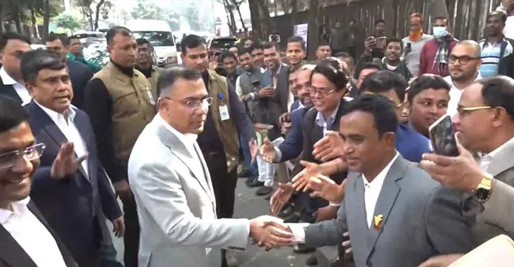 রাস্তায় নিয়োগপ্রত্যাশী শিক্ষকদের কথা শুনলেন তারেক রহমান