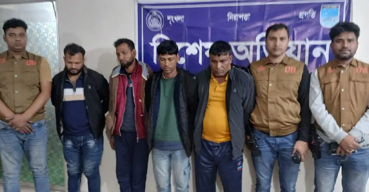 আশুলিয়ায় ৬টি চোরাই গরু ব্যবহৃত পরিবহনসহ ডাকাত চক্রের চার সদস্য গ্রেপ্তার