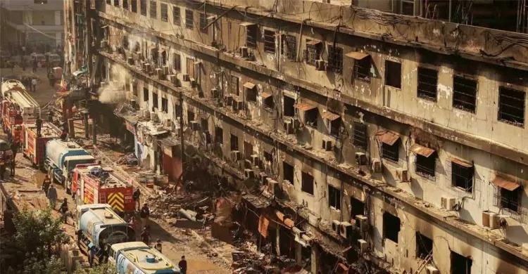 করাচির গুল প্লাজায় ভয়াবহ অগ্নিকাণ্ড: নিহত ২৮, নিখোঁজ ৮১