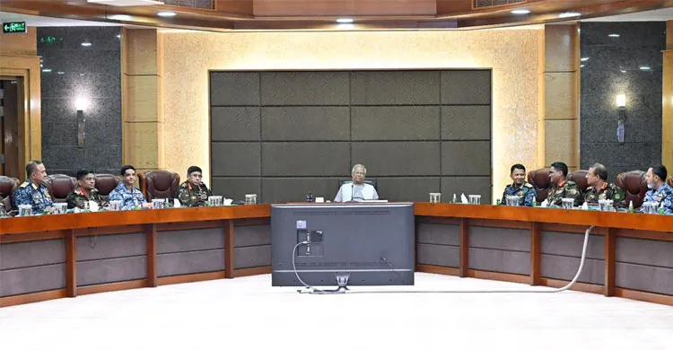 অবাধ, সুষ্ঠু ও গ্রহণযোগ্য নির্বাচন নিশ্চিত করতে সশস্ত্র বাহিনীকে সর্বোচ্চ সতর্কতার নির্দেশ প্রধান উপদেষ্টার