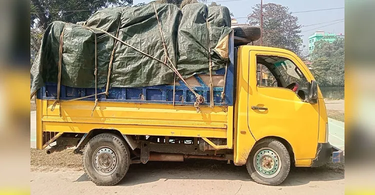 আখাউড়ায় র‌্যাবের অভিযানে ৭২ লাখ টাকার ভারতীয় শাড়ি ও থ্রি-পিসসহ গ্রেফতার ১