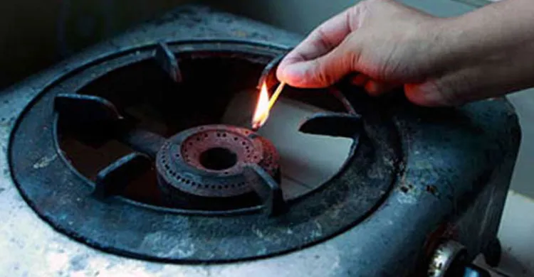 সাভার ও আশুলিয়ায় গ্যাসের তীব্র সংকট, জনজীবনে চরম বিপর্যয়