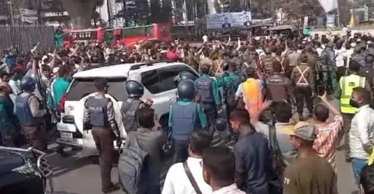 চট্টগ্রাম বন্দরে কর্মবিরতি: নৌপরিবহন উপদেষ্টাকে ঘিরে শ্রমিকদের তীব্র বিক্ষোভ