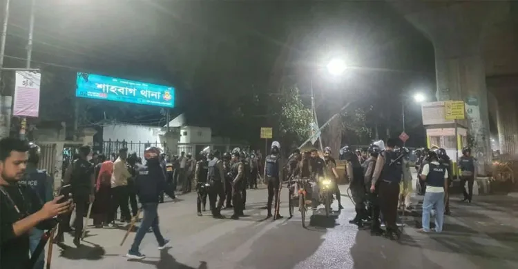 আন্দোলনকারীদের ছত্রভঙ্গ করে শাহবাগে পুলিশের অবস্থান