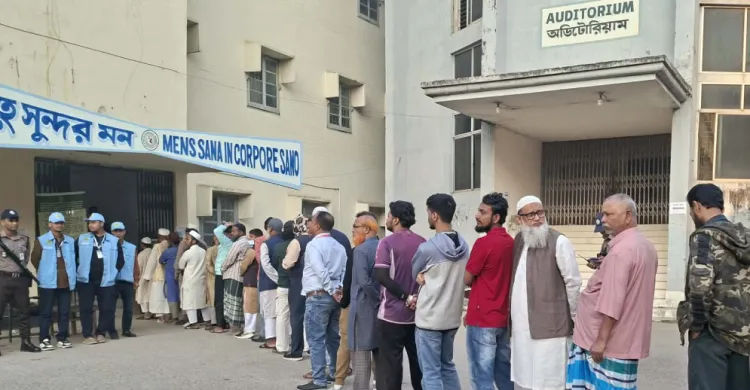উৎসবমুখর পরিবেশে চলছে ভোটগ্রহণ