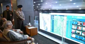 পুলিশের নিয়ন্ত্রণ কক্ষে বসে ভোট দেখলেন প্রধান উপদেষ্টা