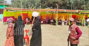 গাজীপুর-৩ আসনে পুরুষ ও মহিলা দুটি কেন্দ্রের খোলা মাঠে অস্থায়ী স্টলে ভোটগ্রহণ
